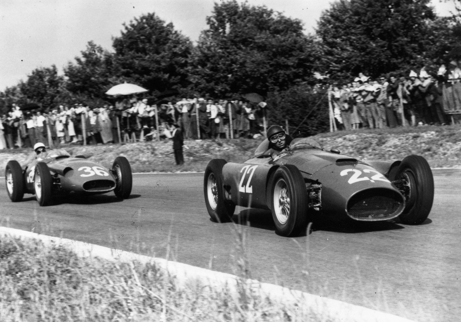  3 септември 1956 г. Световният шампион Хуан Мануел Фанджо с "Ферари" води на Стърлинг Мос, който е с "Мазерати" по време на Гран при на Италия през 1956-а. Англичанинът спечели състезанието, но шампион отново бе аржентинецът.