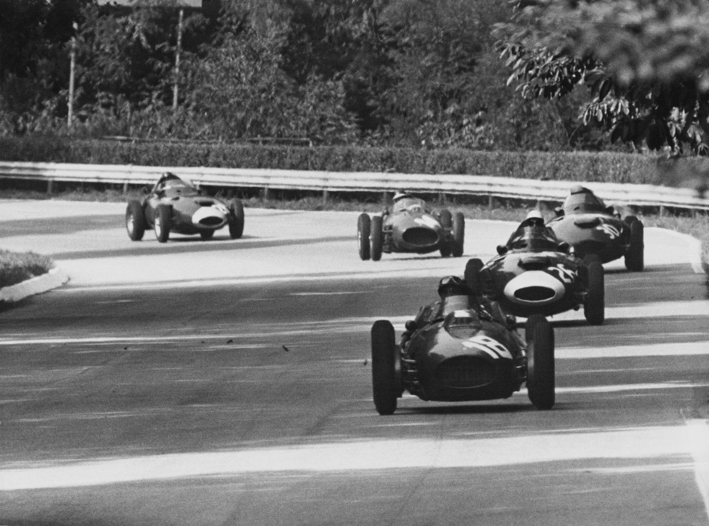 Гран при на Италия през 1958-а. На кадъра са Фил Хил, Стърлинг Мос и Стюарт Люис-Еванс. Първият е с "Ферари", а другите двама с "Вануол". 