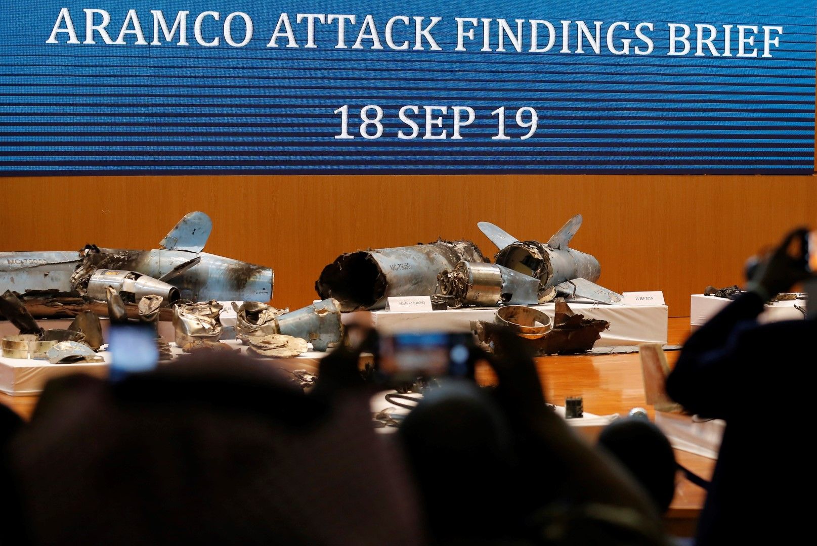 Военен говорител на Саудитска Арабия показа пред журналисти фрагменти от ракетите, ударили петролни обекти на "Арамко"