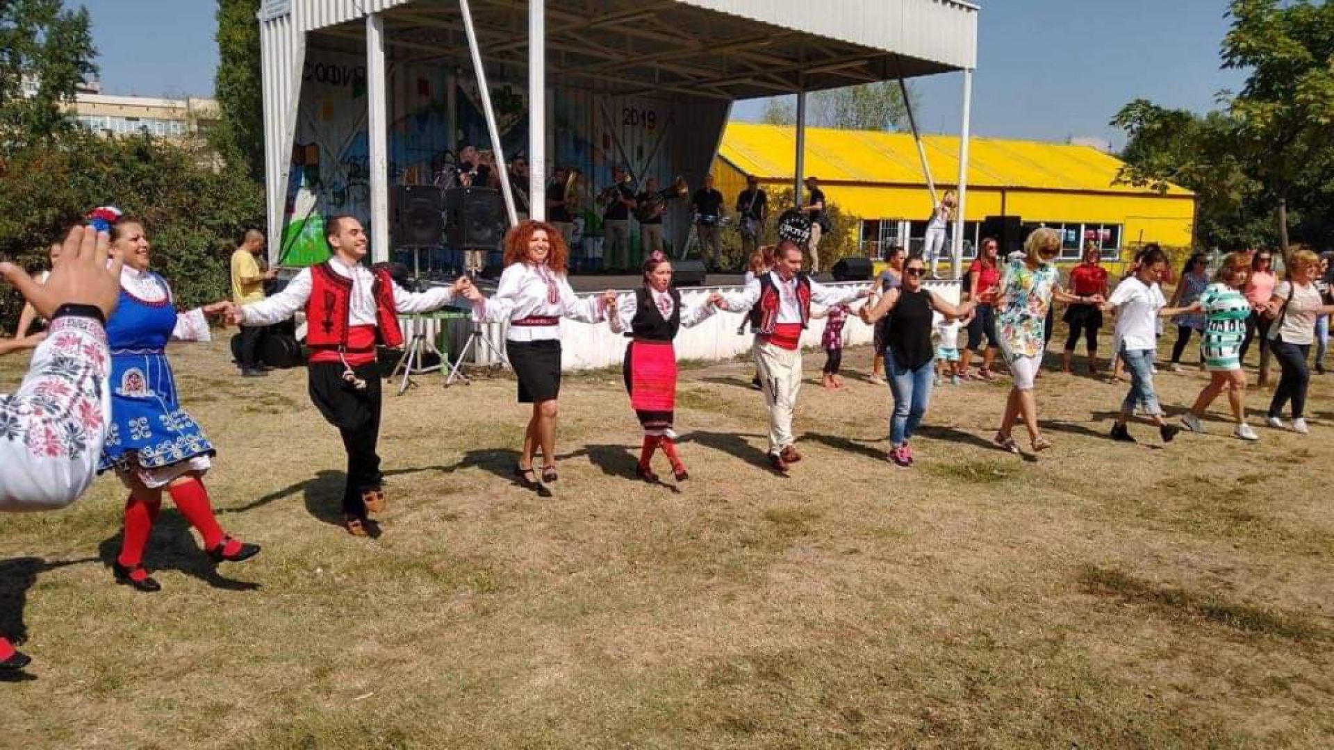 Представители на различни певчески и танцови клубове от квартала се