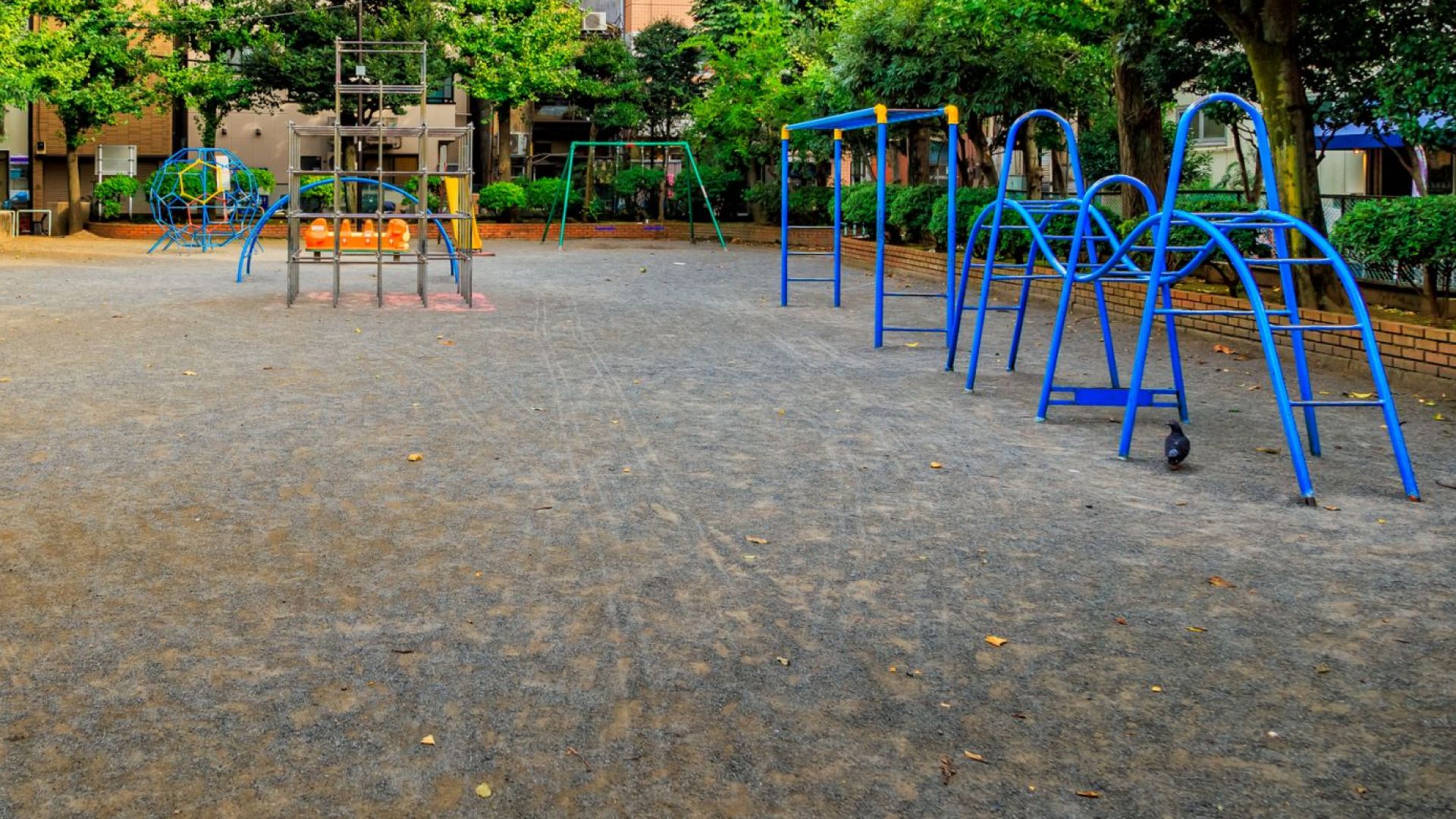 Метална катерушка в двора на детска градина е паднала върху