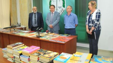 Прокурори и следователи дариха книги на затвора в Бургас