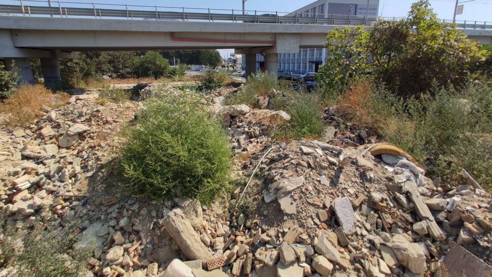 Тонове боклук предимно строителни отпадъци от разрушени постройки са изсипани