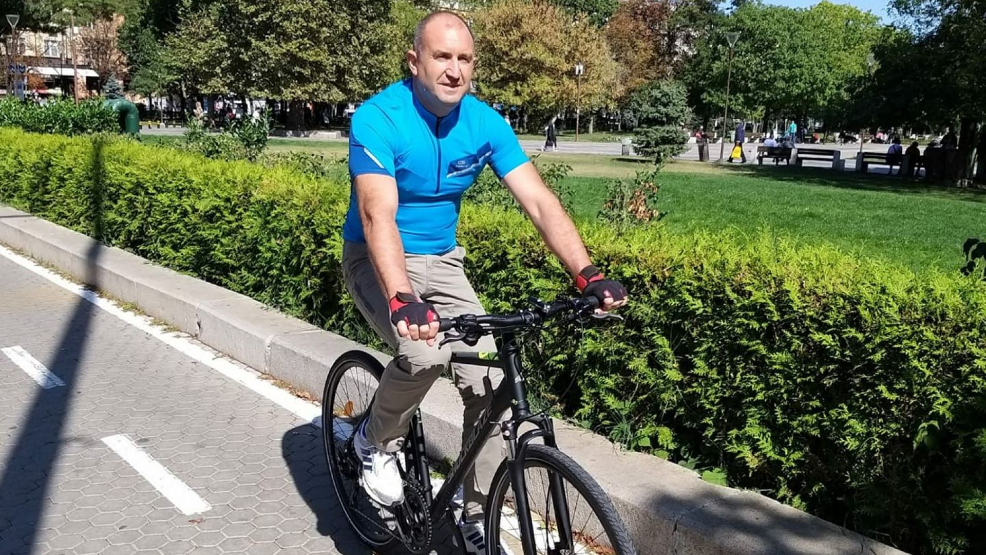 Държавният глава Румен Радев беше заснет да кара велосипед в
