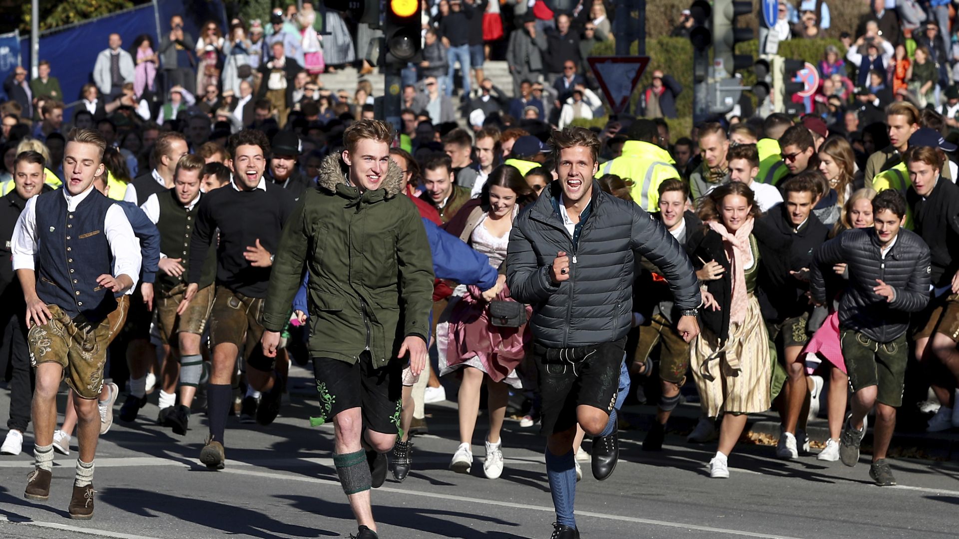 Десетки хиляди почитатели на бирата щурмуваха терена на Октоберфест в