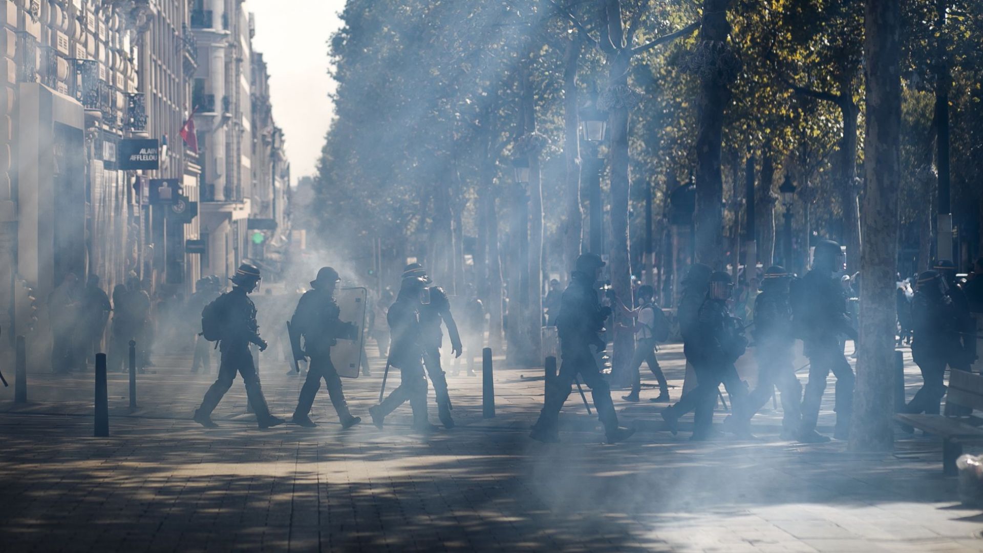 Полицията в Париж задържа близо 40 души преди началото на