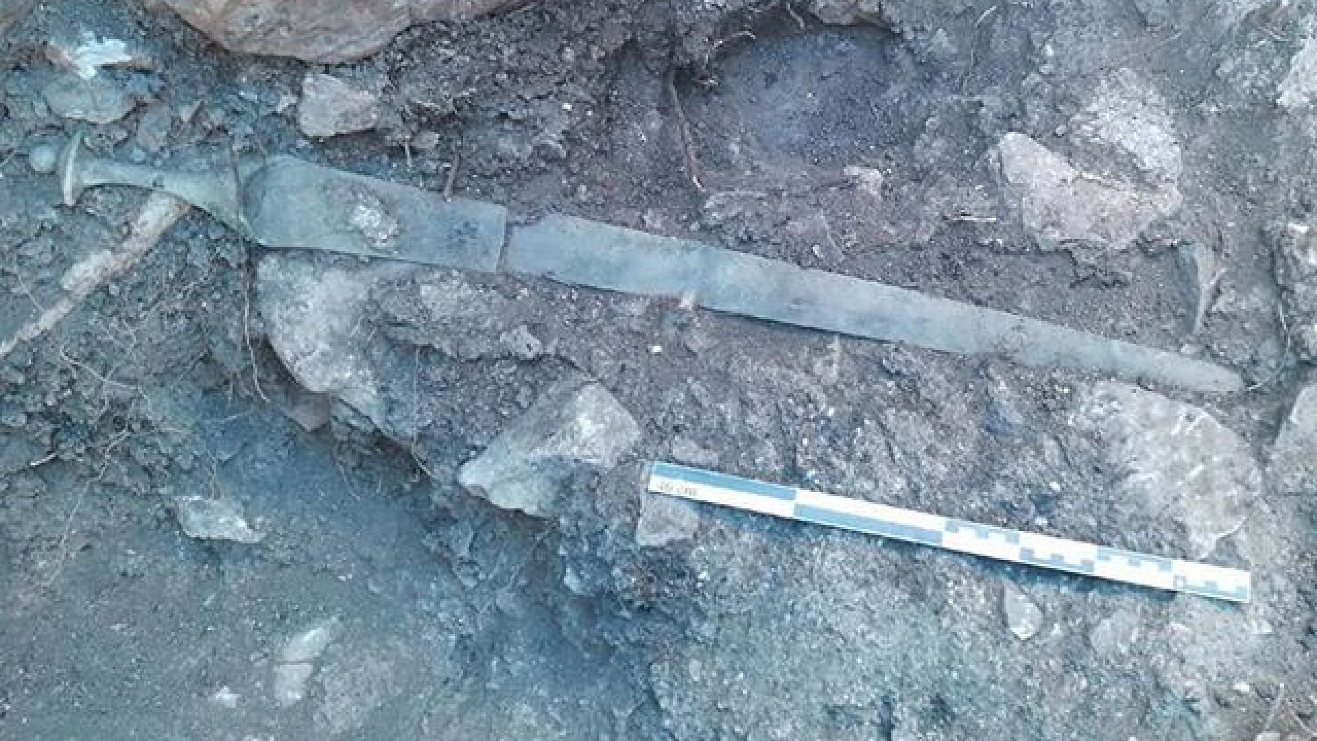 Археолози случайно се натъкнаха на меч на 3200 години на