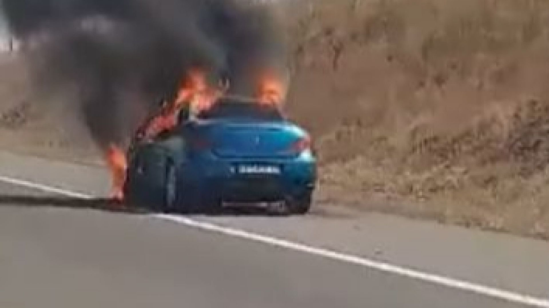 Кола пламна на магистрала Тракия в района на Карнобат в