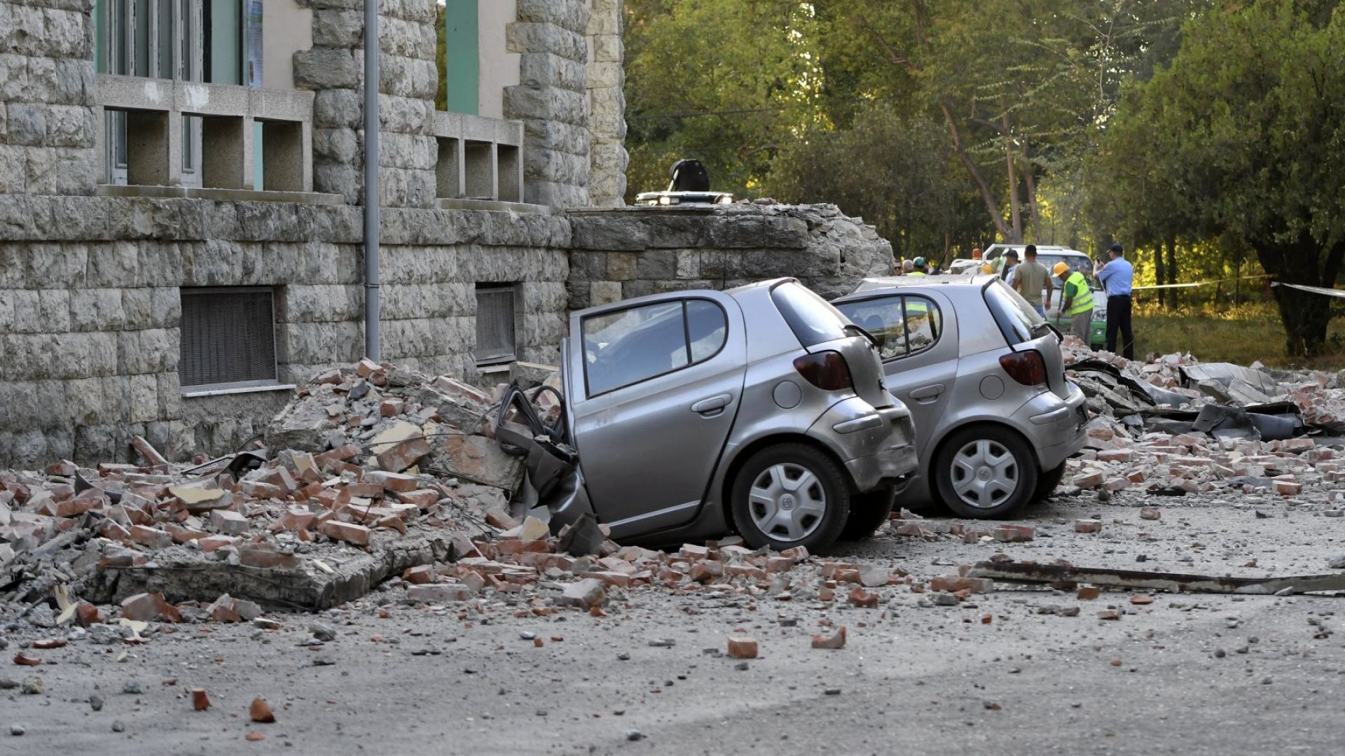 Близо 70 души са пострадали при земетресенията в Албания, блок се е разцепил