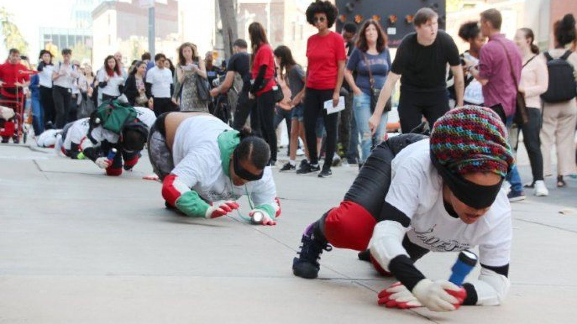 140 души пълзяха на четири крака в името на изкуството