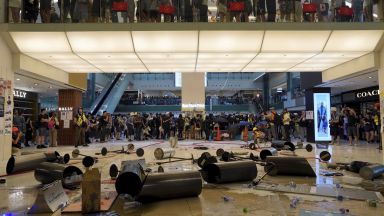 Протестиращи в Хонконг потрошиха метростанция и правиха оригами в мол
