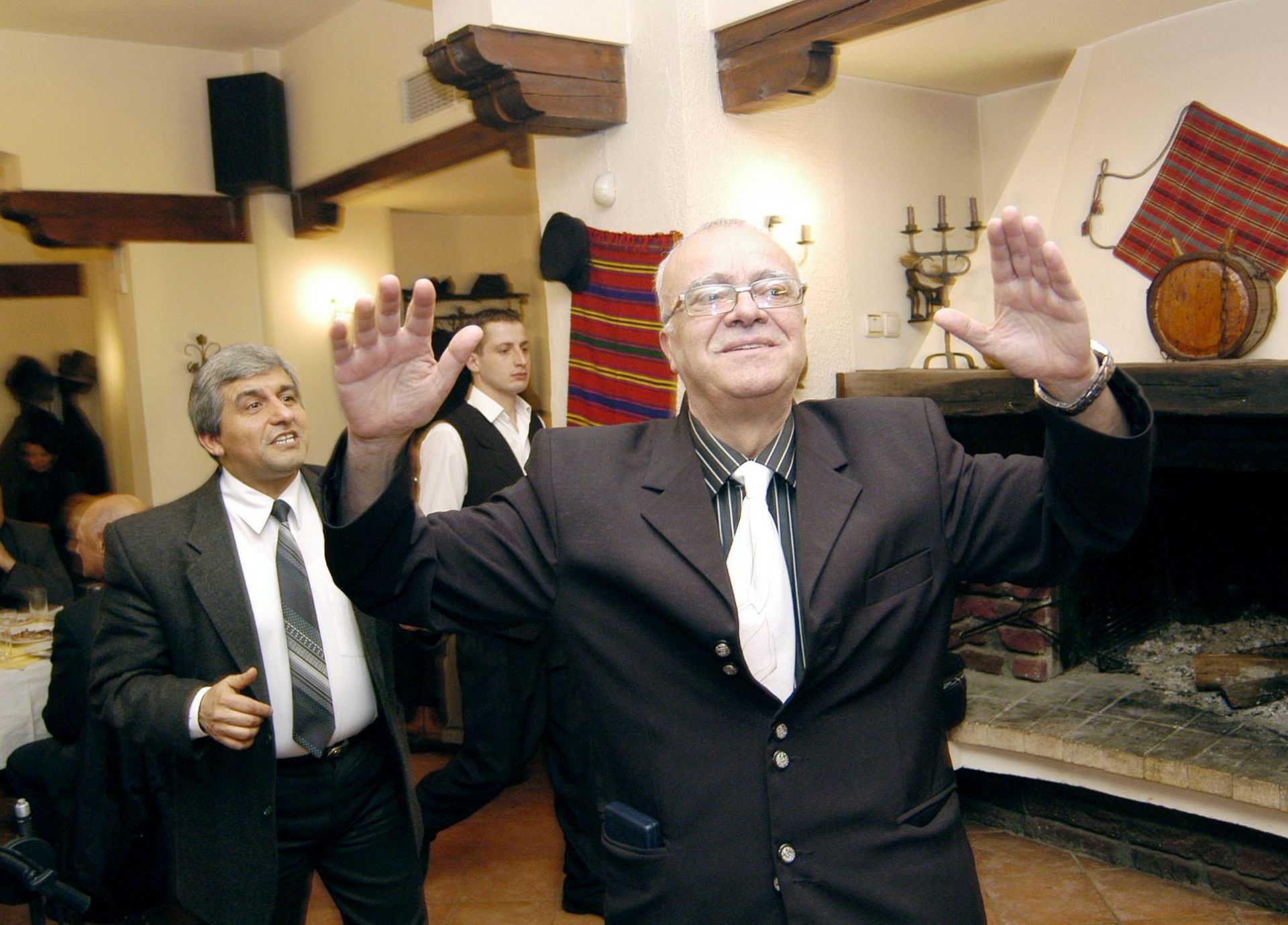 1 март 2006 г.- Проф. Вучков танцува македонско хоро на честването на 70-годишния си юбилей и 3 години от старта на предаването "Размисли и страсти" по телевизия СКАТ.