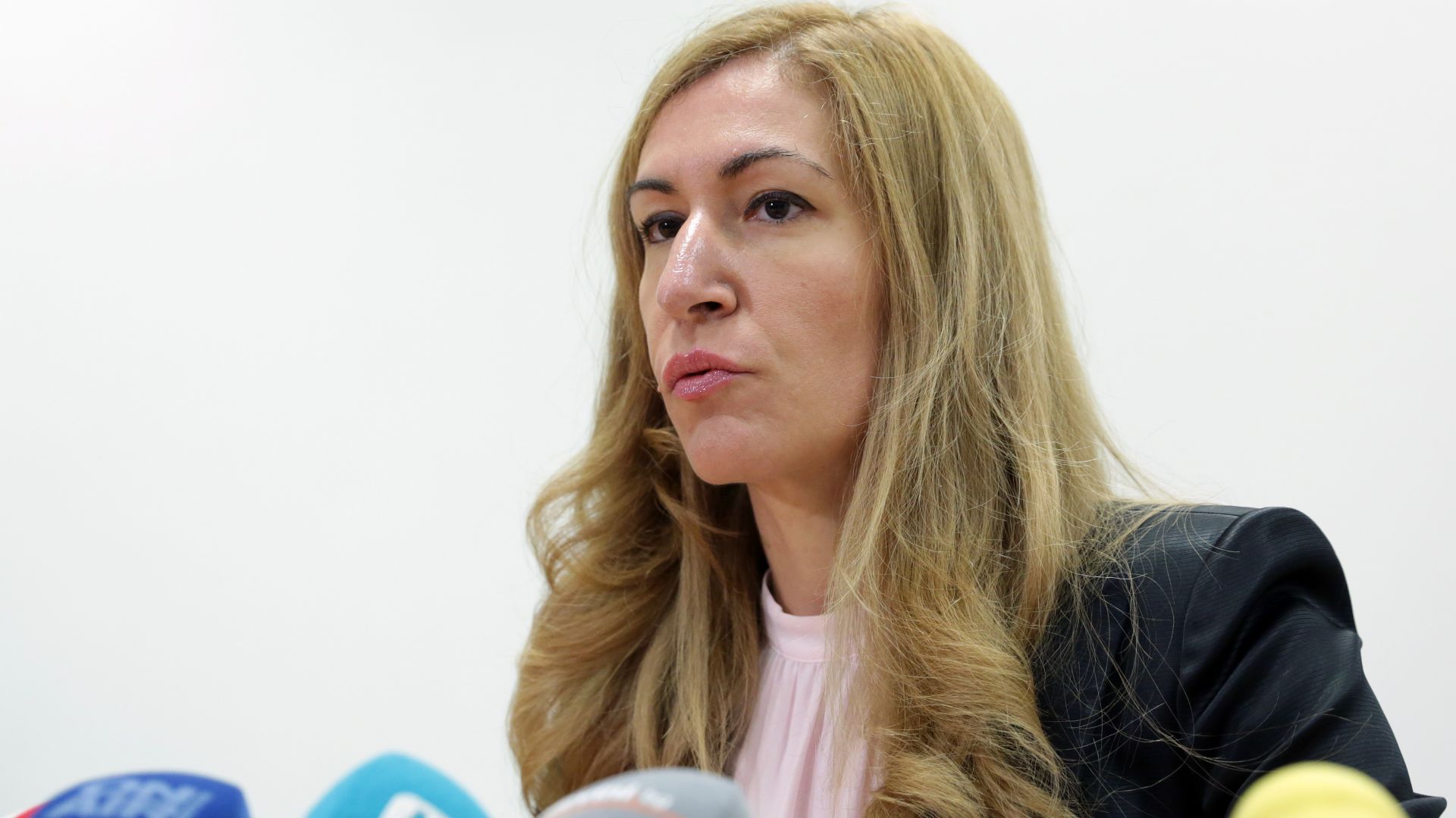 Туроператори и хотелиери искат оставката на Ангелкова
