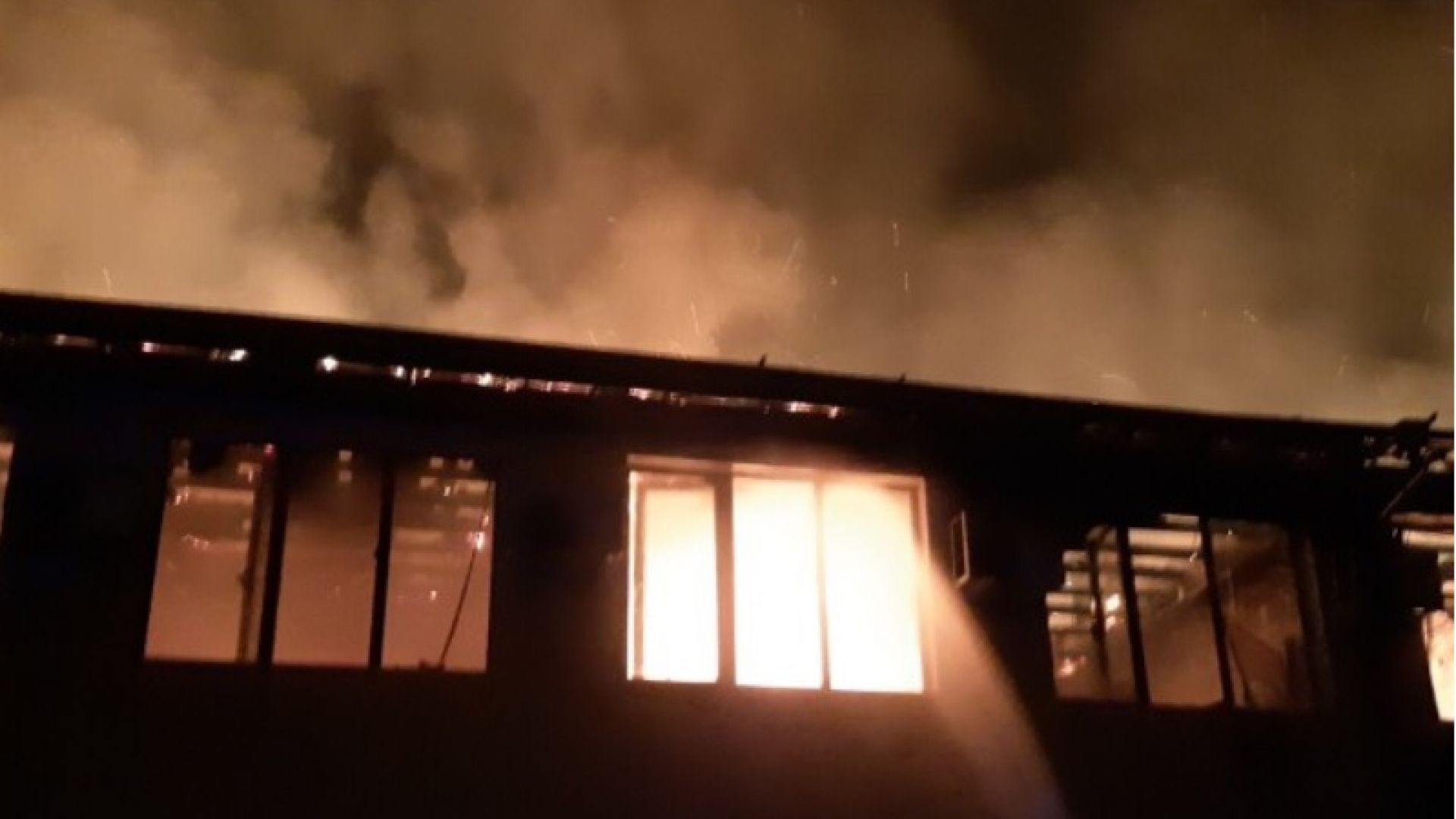 Изгоряха покрив и етаж на лечебния център в Първомай