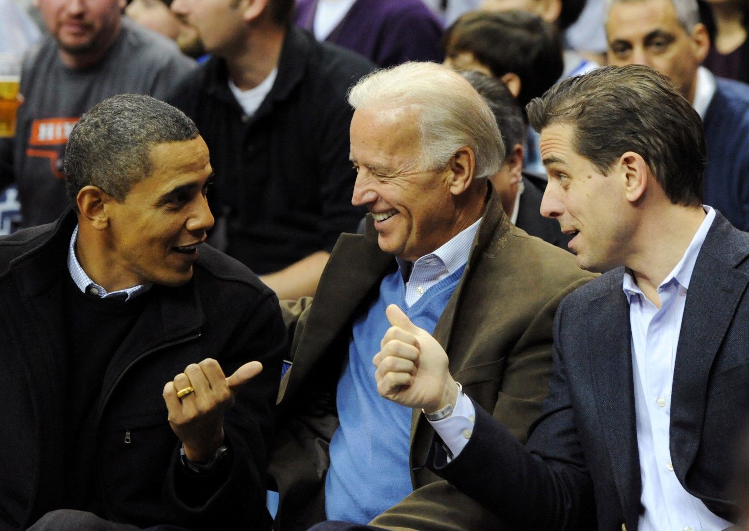 Барак Обама, Джо Байдън и сина му Хънтър Байдън, снимани по време на футболен мач през 2010 г.