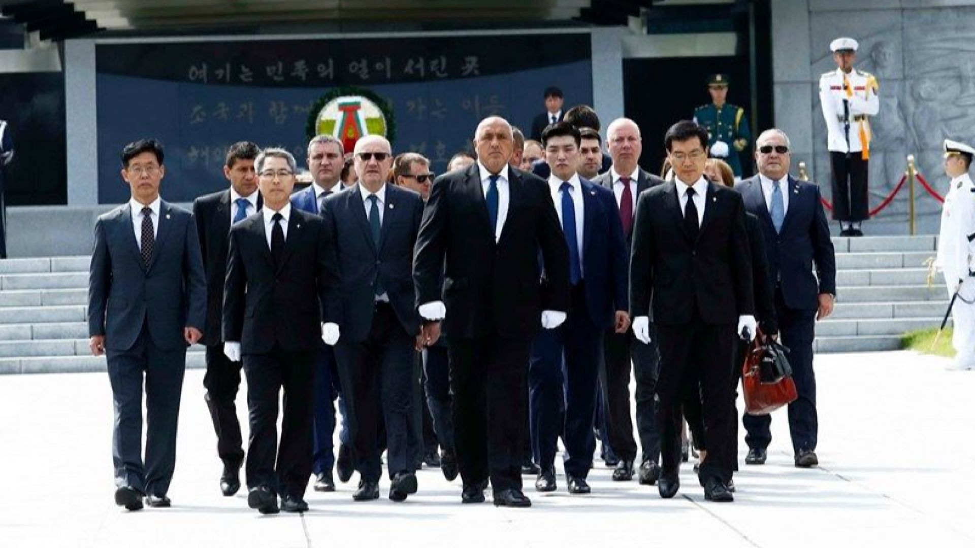 Министър председателят Бойко Борисов положи венец пред Главната мемориална кула на