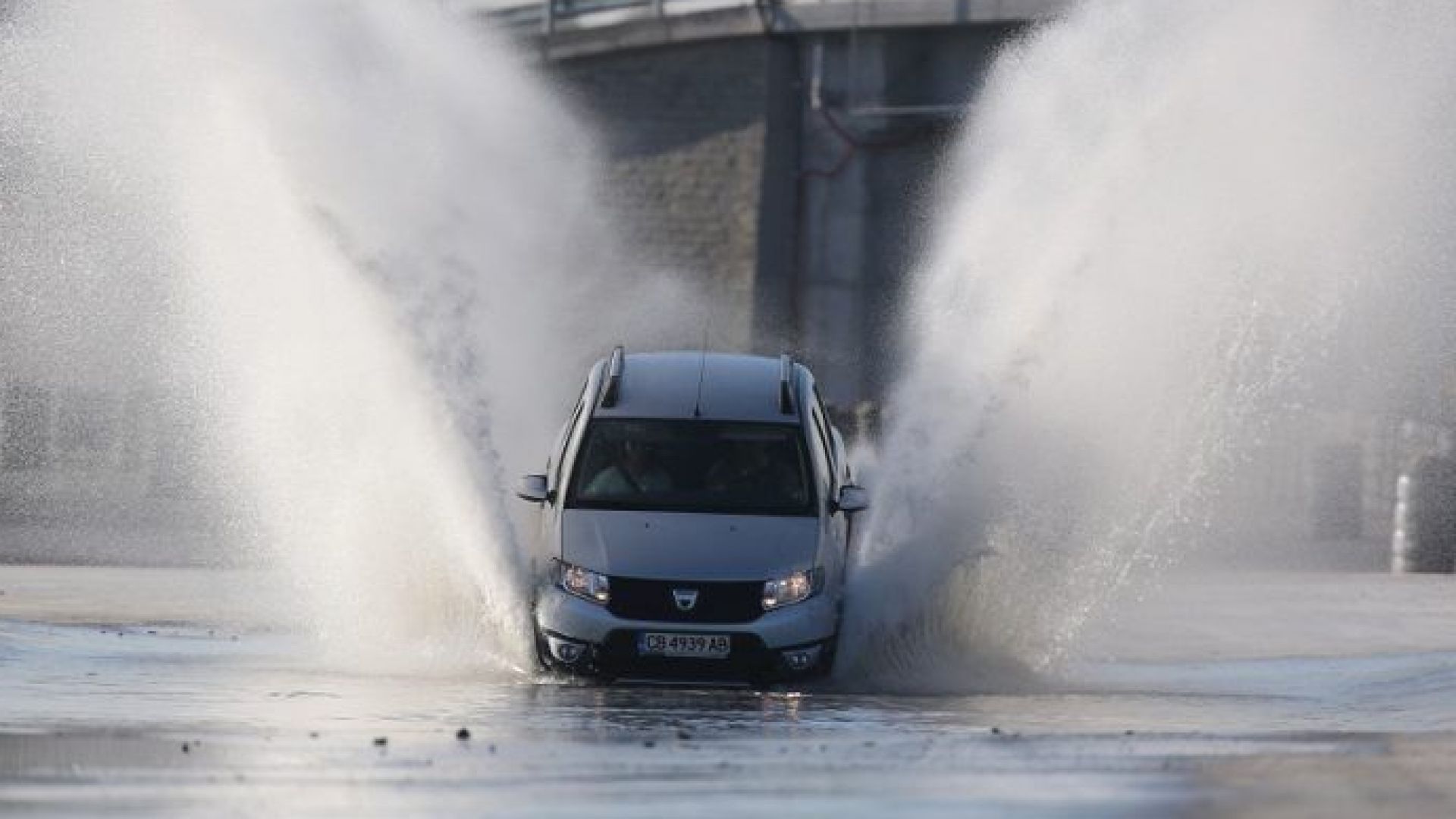 Есенният дъжд поставя допълнителни изисквания върху гумите Според автомобилни експерти