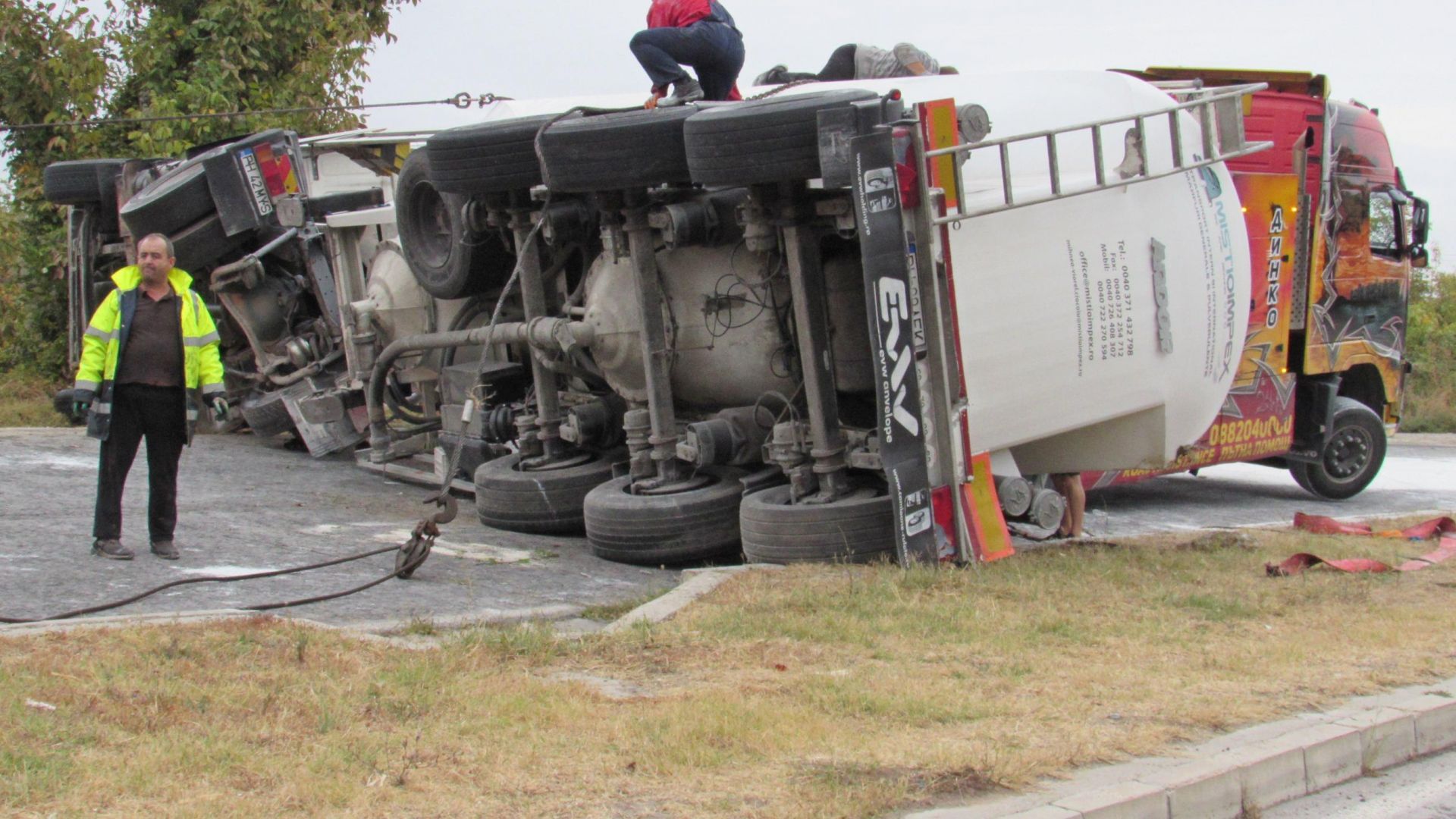 Румънски циментовоз се преобърна тази нощ на пътя Русе