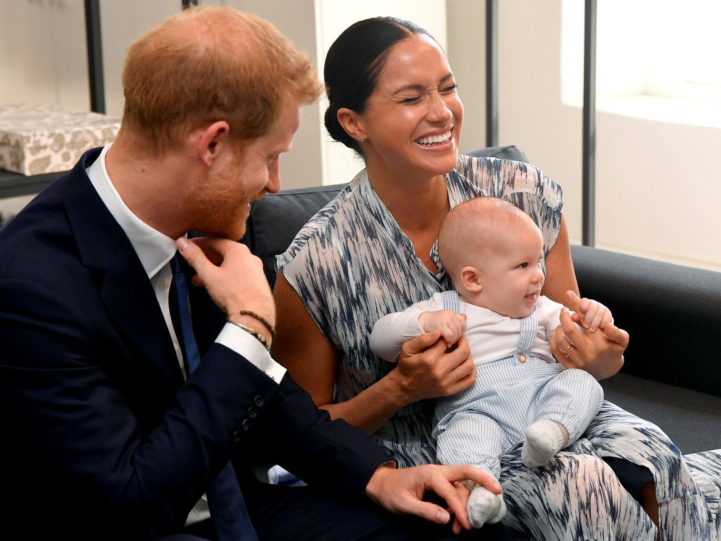 принц Хари със съпругата си Меган и сина им Арчи