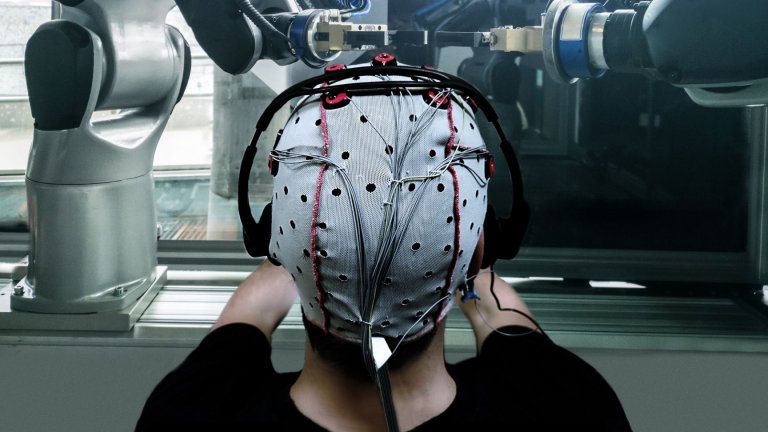 Мозъчно-компютърен интерфейс, готов за продажба, бе допуснат до финални изпитания