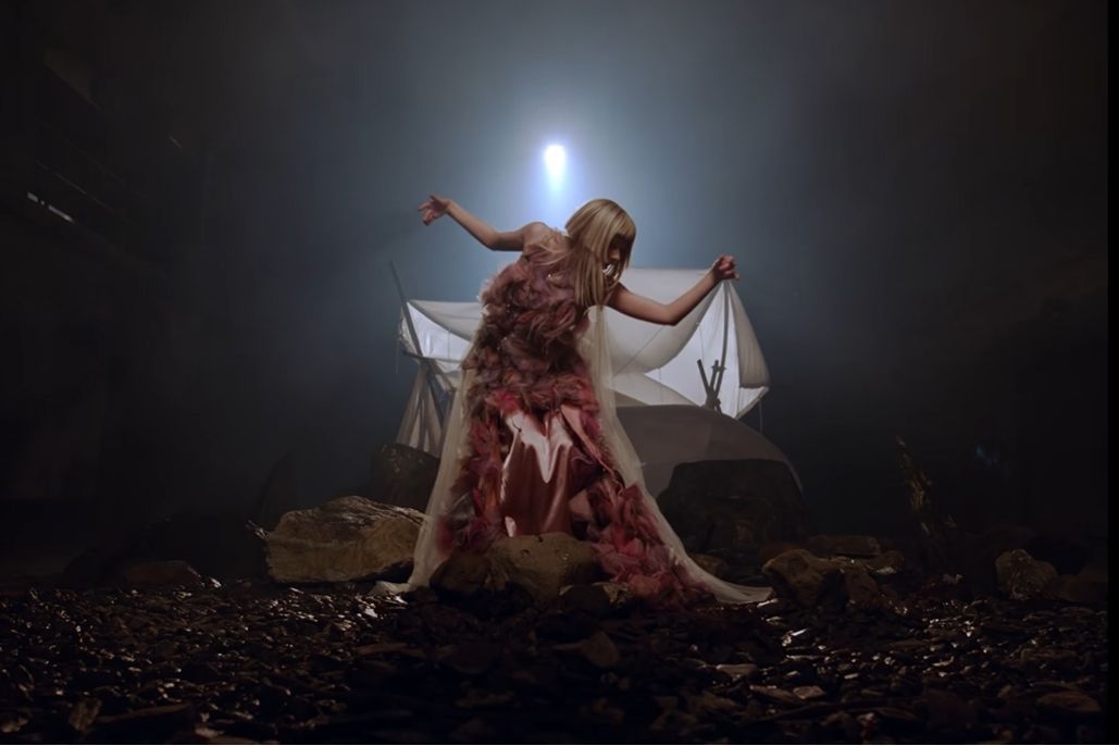 Aurora във видеото към песента "To Be Loved