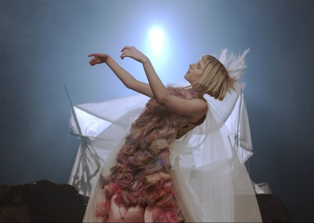 Aurora във видеото към песента "To Be Loved