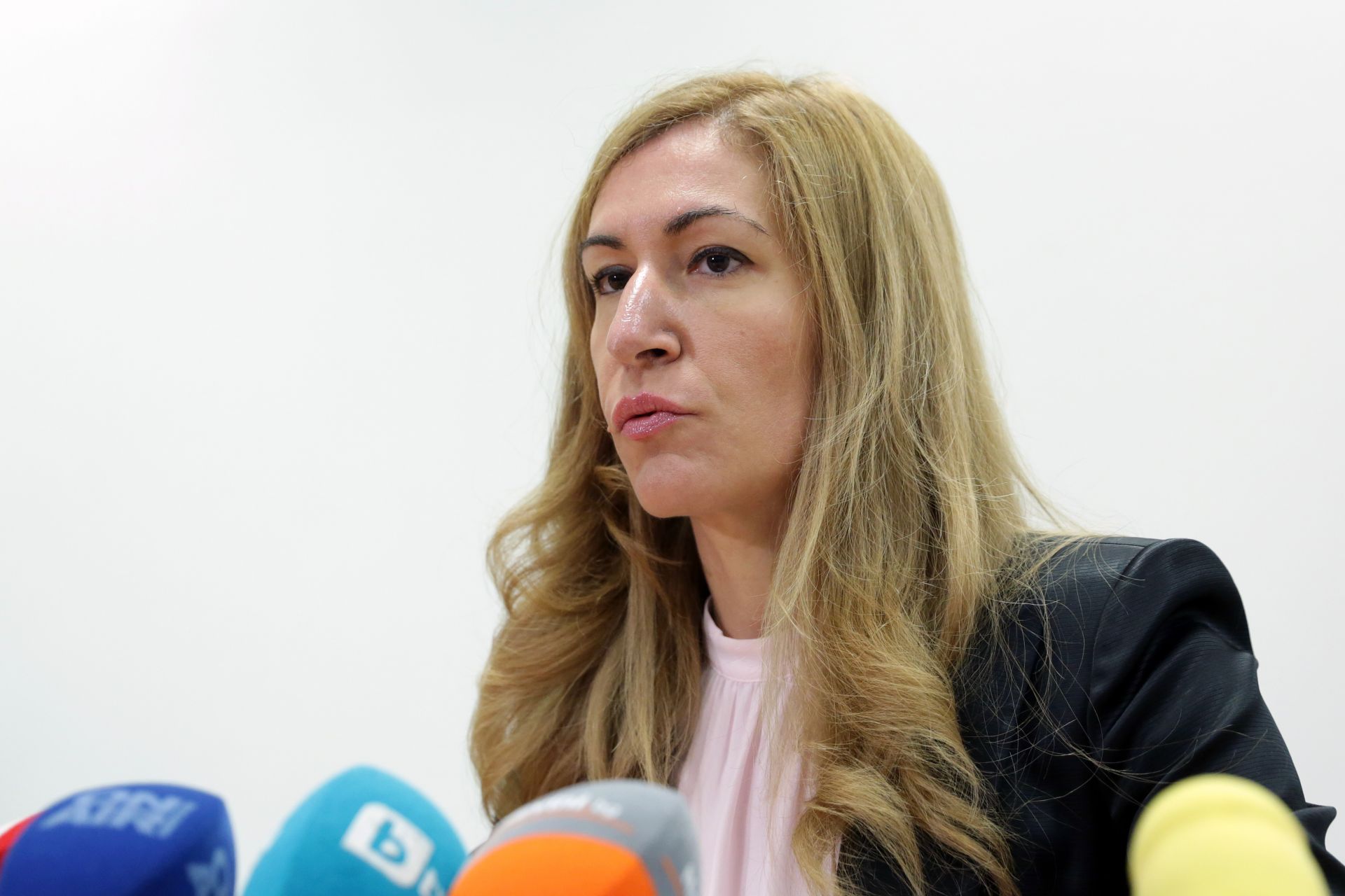 Откриваме гореща телефонна линия, обяви министър Николина Ангелкова