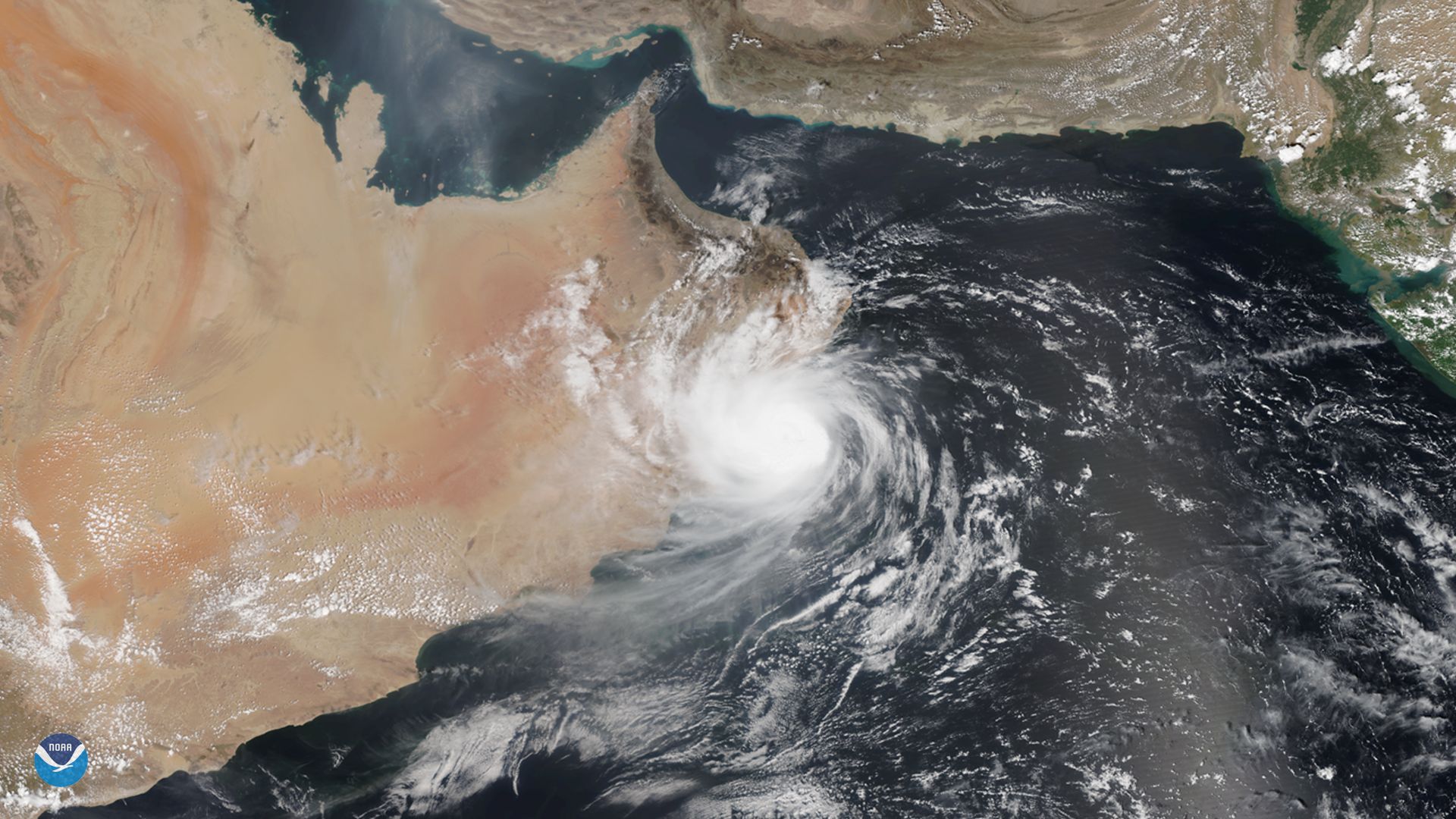 Тропическият циклон Хайкаа удря Арабския полуостров