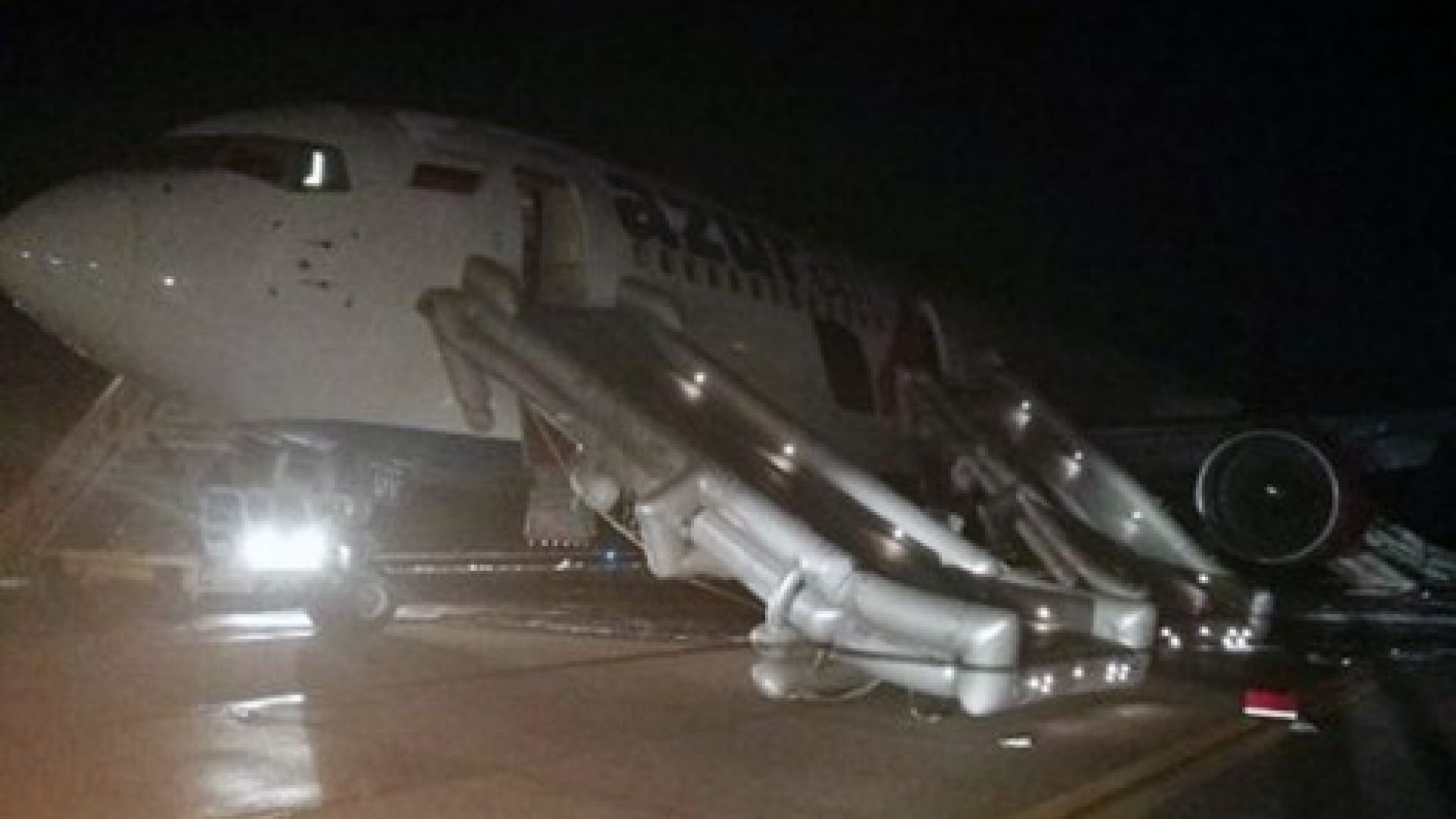 Петдесет и шест души пострадаха снощи при твърдо кацане на