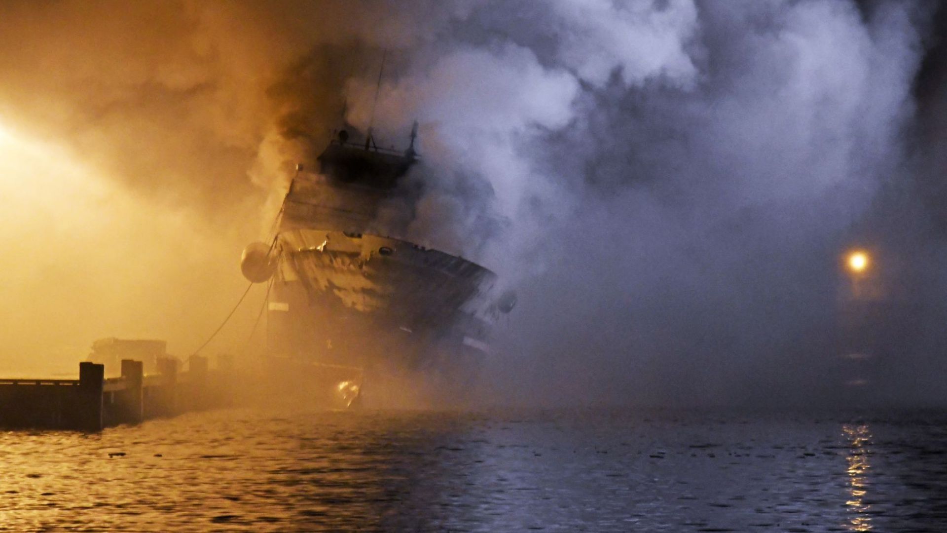 Голям пожар избухна на борда на руски кораб край бреговете