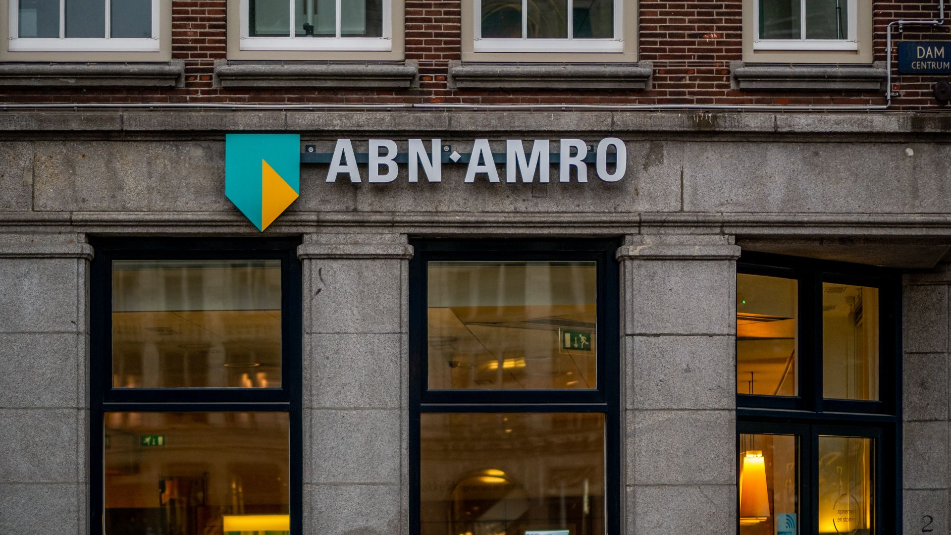 Разследват една от най-големите холандски банки за пране на пари