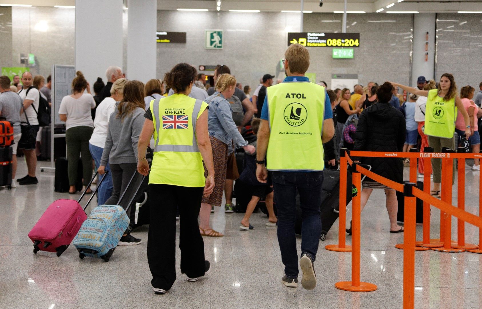 Представители на британския орган по гражданско въздухоплаване и на неговия гаранционен фонд АТОЛ обикалят летищата, където туристите чакат възможност да се приберат