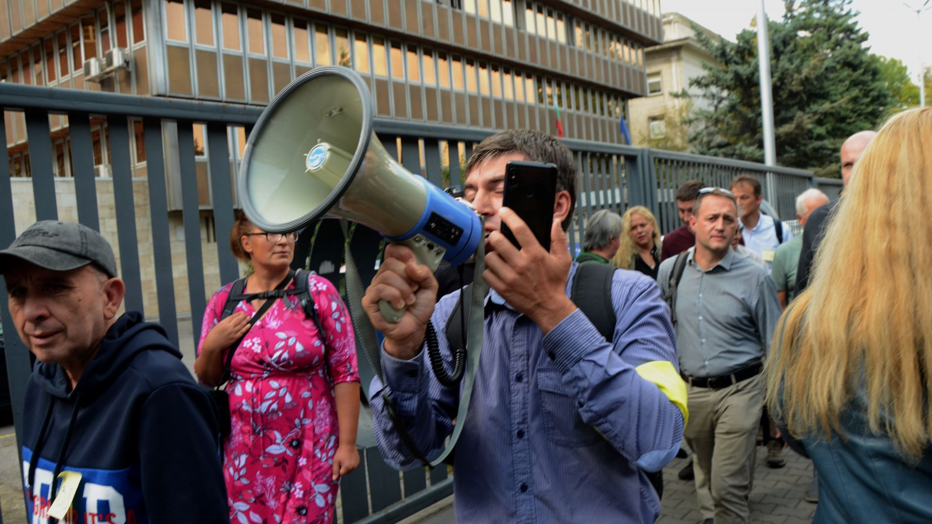 Десетки журналисти и граждани се събраха пред Българското национално радио днес