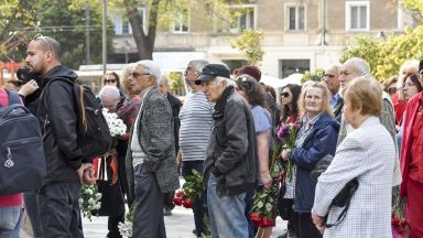 Народът изпрати с аплодисменти проф. Юлиaн Вучков