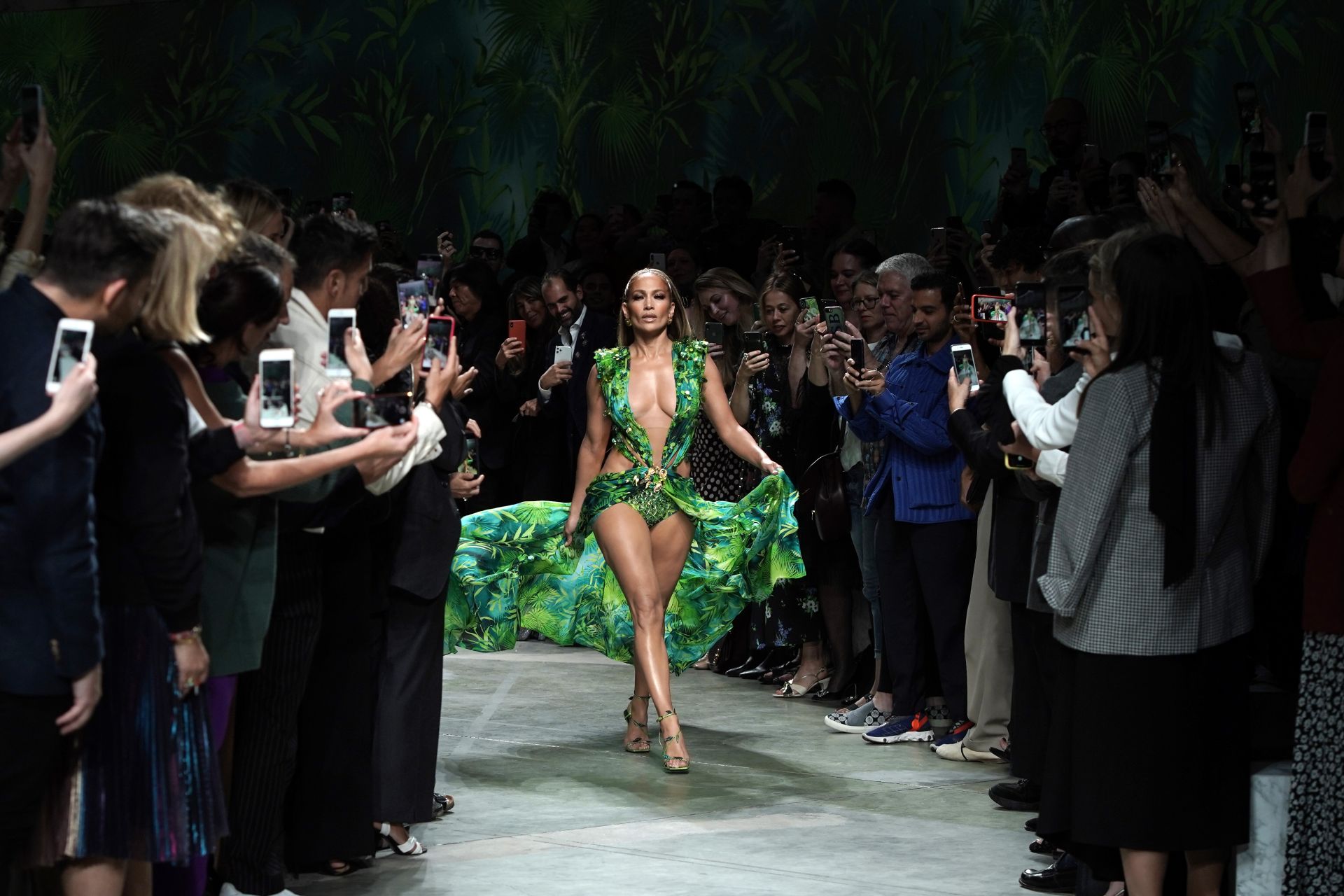 Джей Ло дефилира на Седмицата на модата в Милано 2019 за Versace