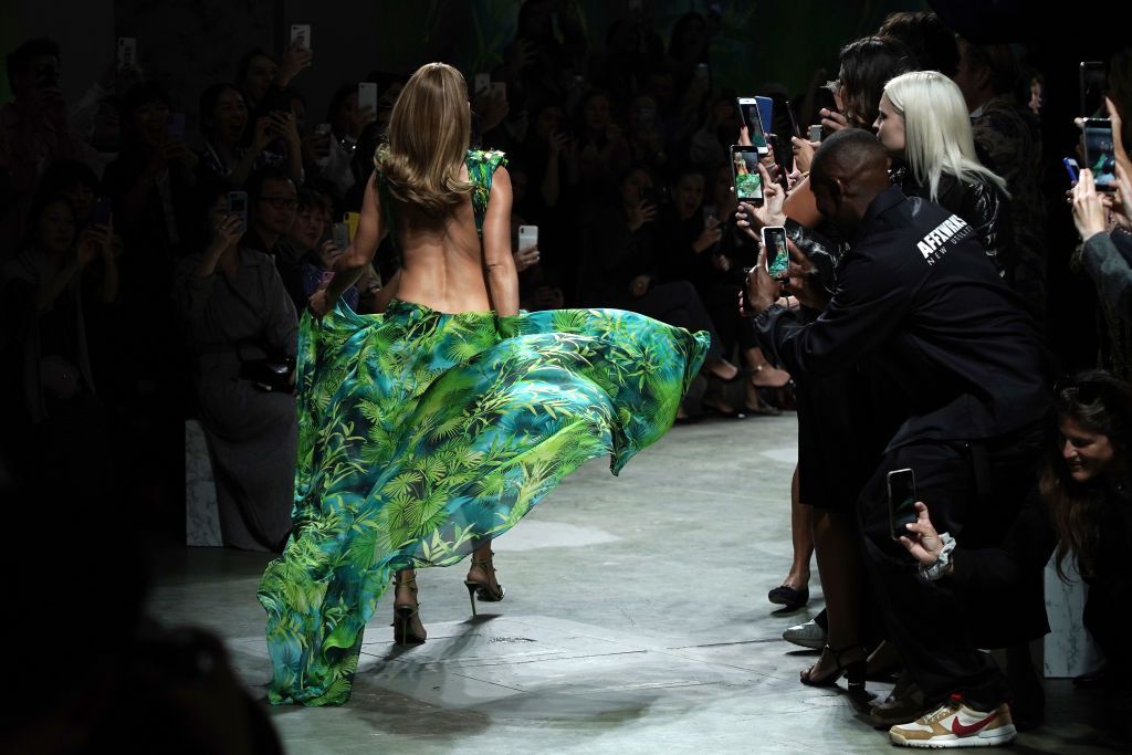 Джей Ло дефилира на ревюто на Versace на Седмицата на модата в Милано 2019