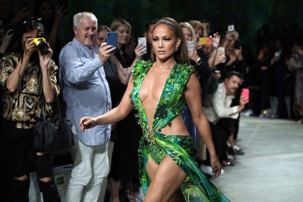 Джей Ло дефилира на ревюто на Versace на Седмицата на модата в Милано 2019