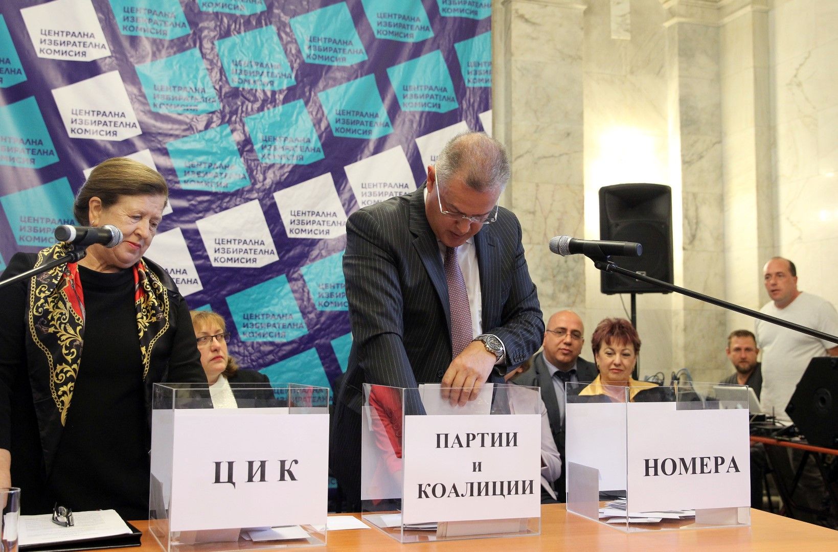 Александър Андреев изтегли в ЦИК на 25 септември жребия за поредните номера на партиите и коалициите, регистрирани, за участие в изборите за общински съветници и за кметове