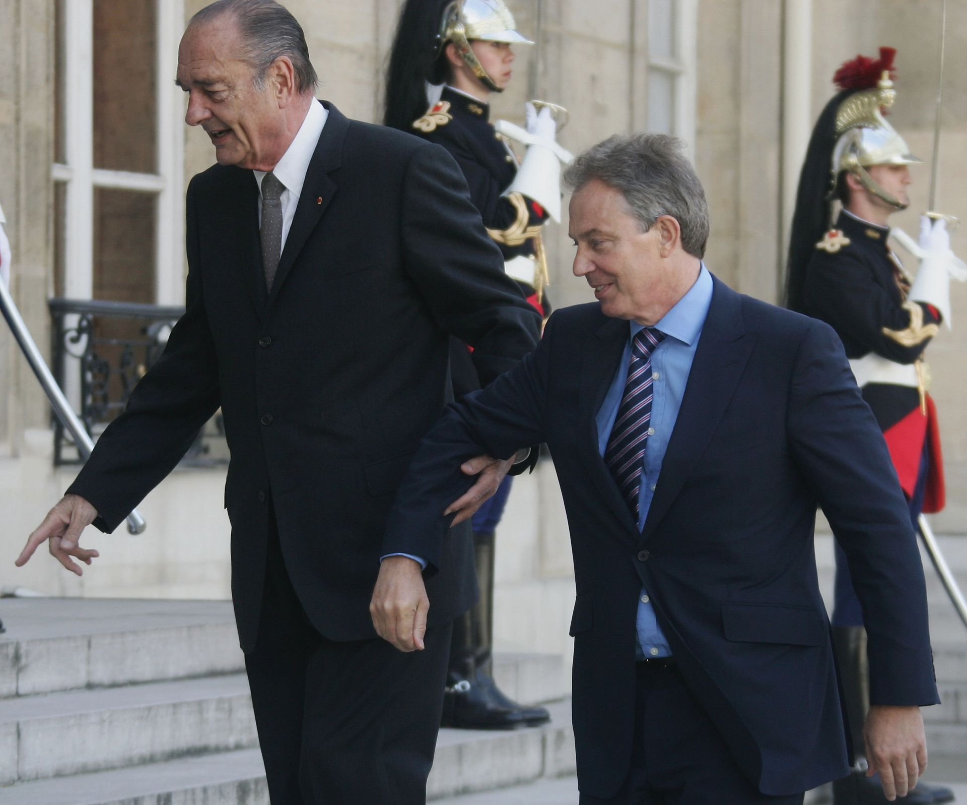 Жак Ширак посреща тогавашния британски премиер Тони Блеър в Елисейския дворец