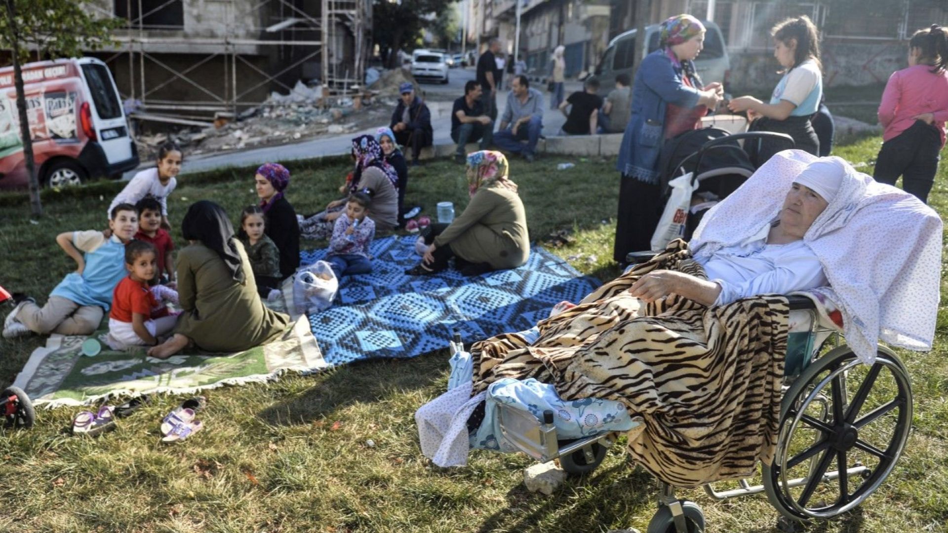 Турски медии съобщиха че двама души са починали и 43 а