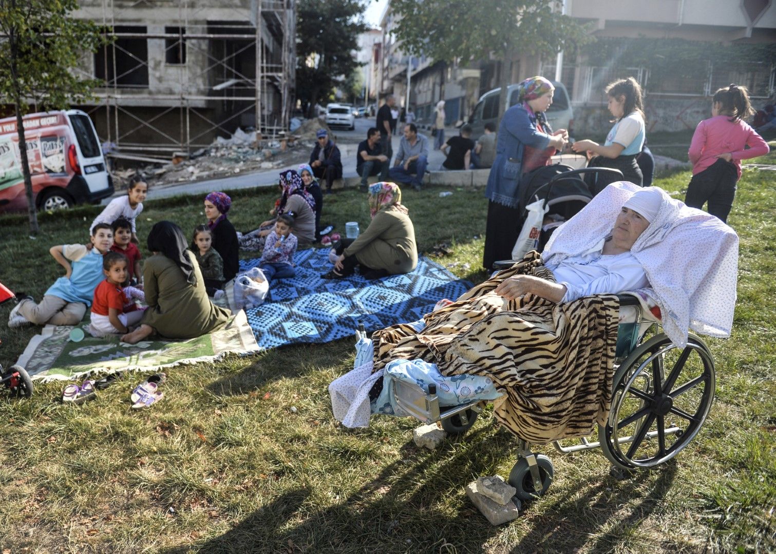 Много хора прекараха нощта на открито след земетресението от 6-та степен в Истанбул