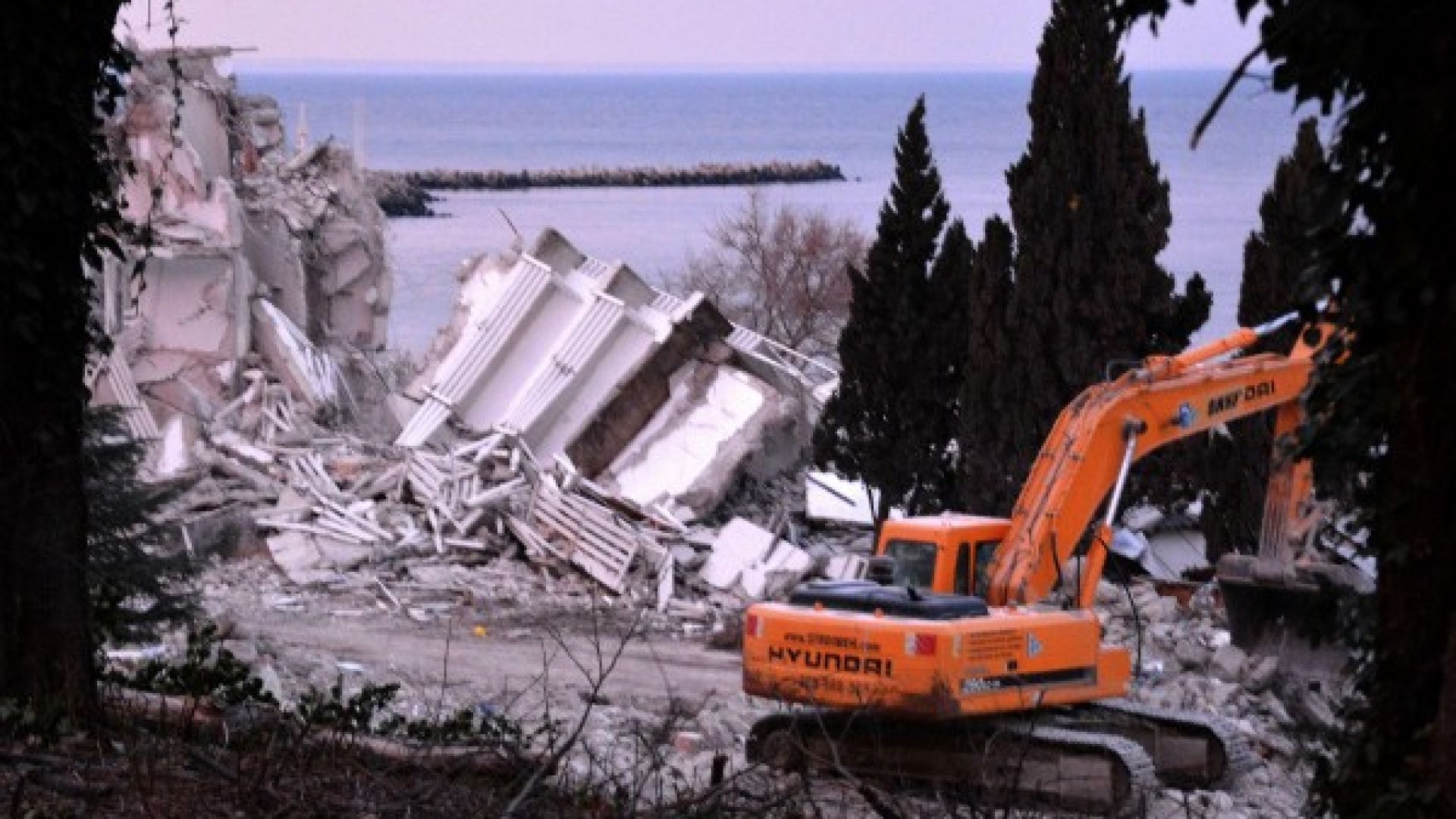 Работниците загинали под срутения хотел "Вероника“ заради заповед да режат колоните