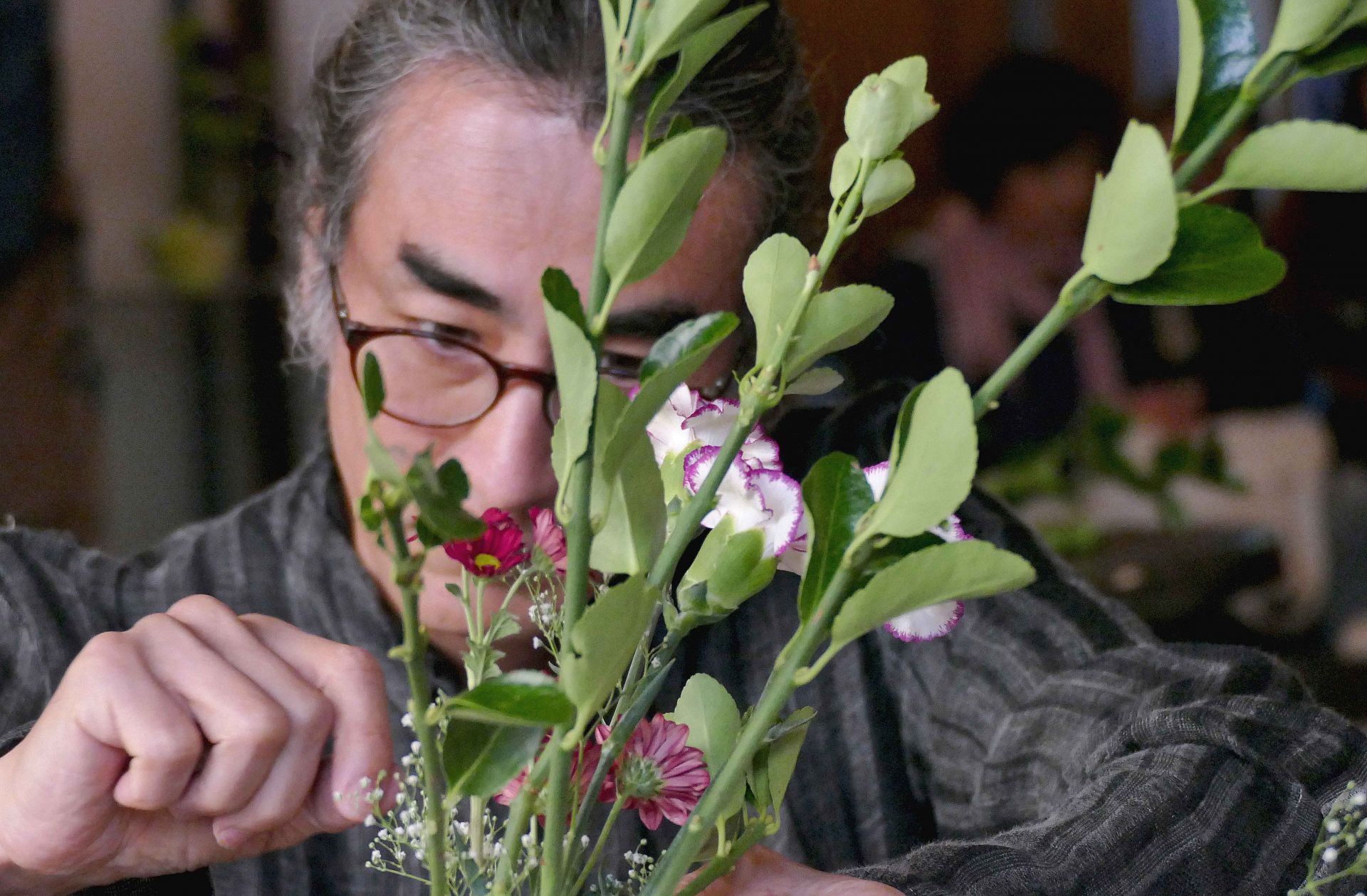  Гост бе майстор Кихачиро Нишиура, който изнесе голяма лекция за принципите на изкуството икебана.
