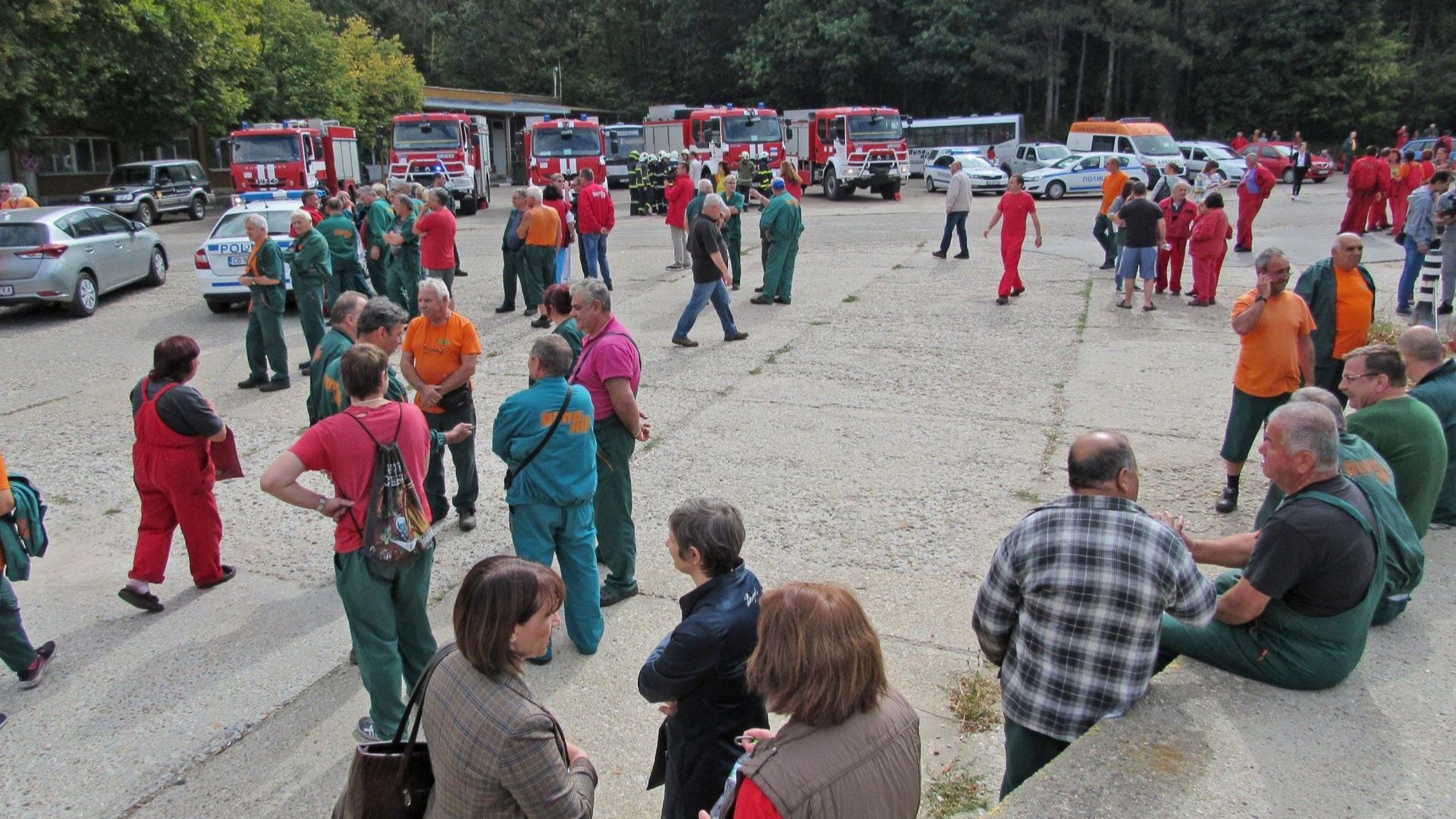 Работници във военния завод Дунарит тази сутрин чакат да бъдат