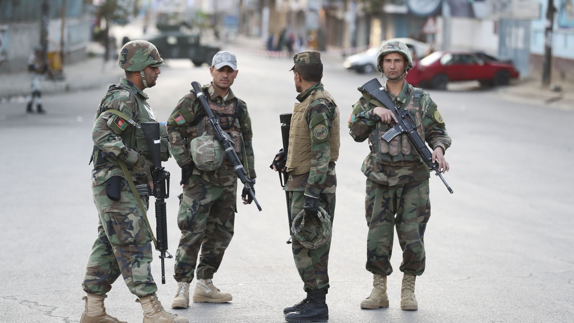 Най малко 15 души са ранени от бомба избухнала в афганистанския