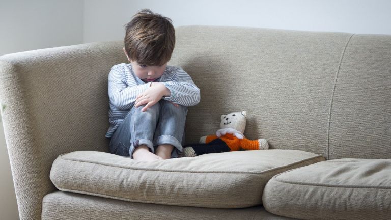 10 мъже и бащата са обвинени за изнасилване на 5-годишно момче във Франция