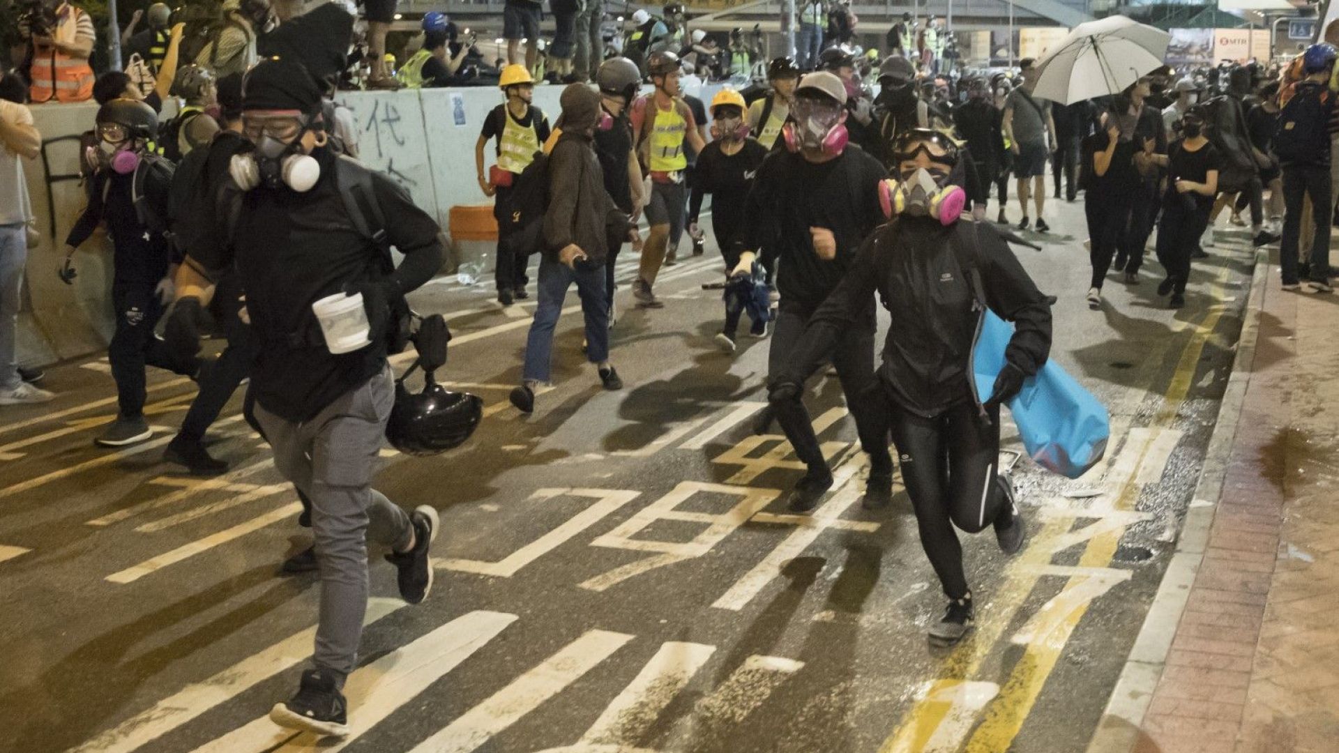 Отново насилие в Хонконг: демонстранти в черно "подпалиха" мирна демонстрация