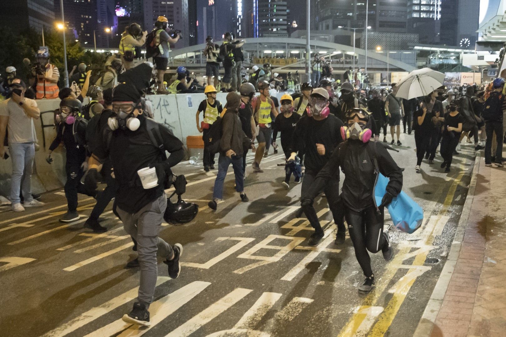 Демонстранти, повечето в черни дрехи и с маски на лицата, издигаха обидни лозунги и провокираха полицията