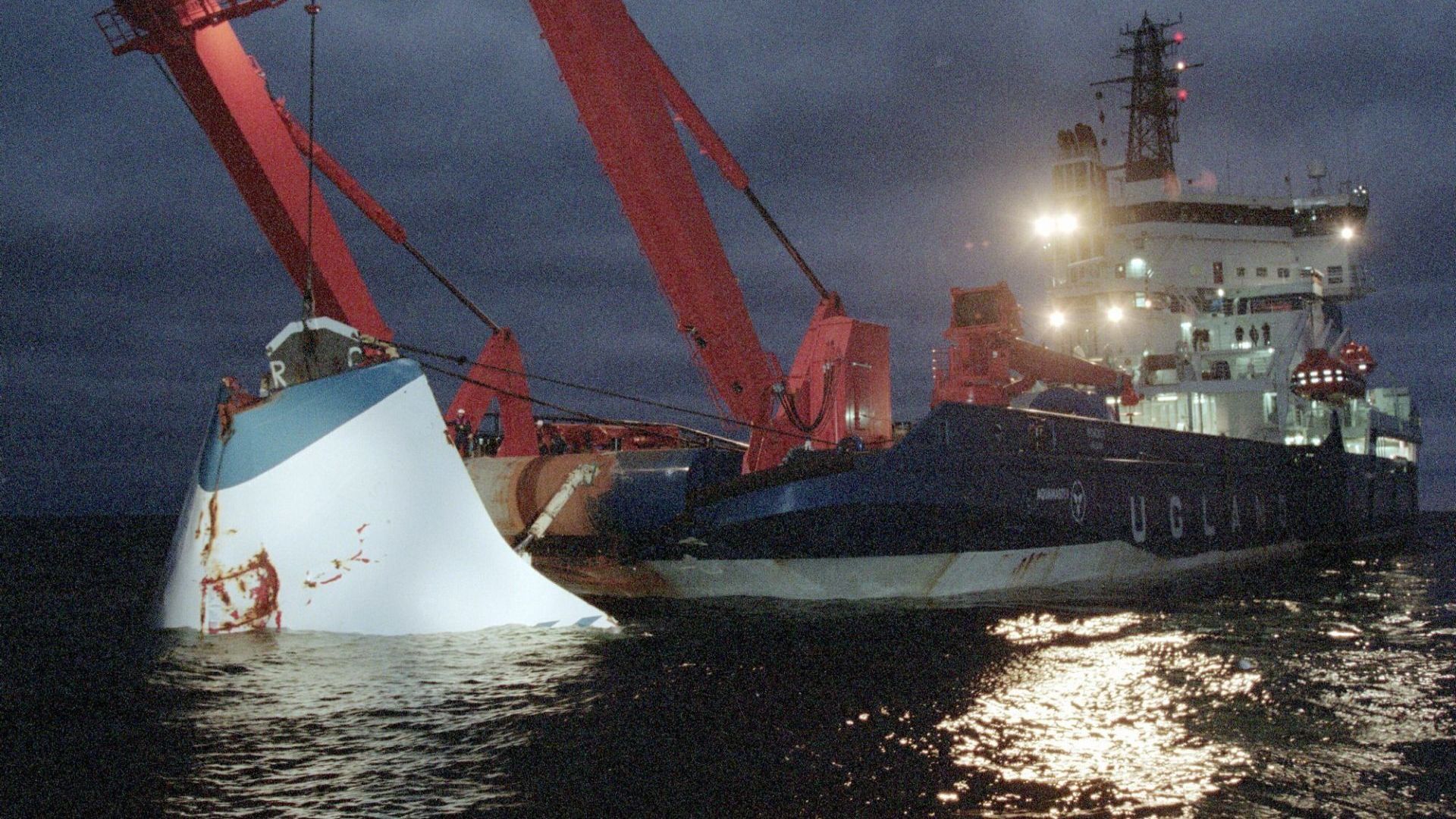 Оцелели при потъването на ферибот Естония през 1994 година в - Новини 24/7