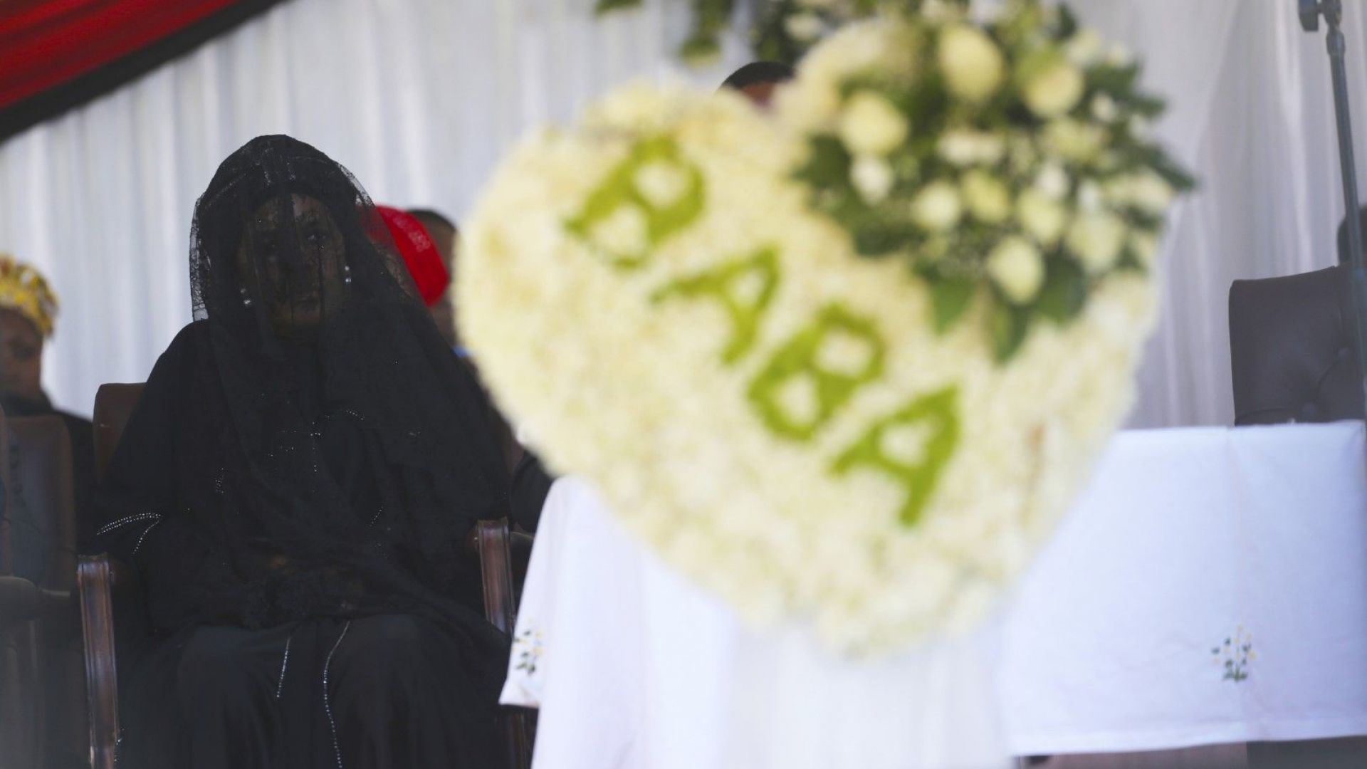 Бившият президент на Зимбабве Робърт Мугабе днес следобед бе погребан
